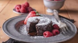 Lava Cake Lumer: 5 Resep Mudah Puaskan Ngidam Cokelatmu!