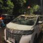 Alphard Remuk Tertimpa Pohon di Dharmawangsa: Sopir Selamat!