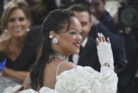Rihanna Kuasai Separuh Saham Fenty Beauty dari LVMH?