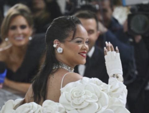 Rihanna Kuasai Separuh Saham Fenty Beauty dari LVMH?