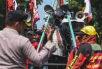 Ekonomi RI 2024: Survei Ahli LPEM UI Ungkap Prospek!