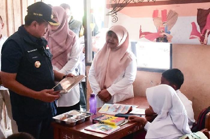 Bupati Sumedang Minta Atap Bocor di SD Sukakerta Segera Diperbaiki Saat Tinjau Program Makan Bergizi