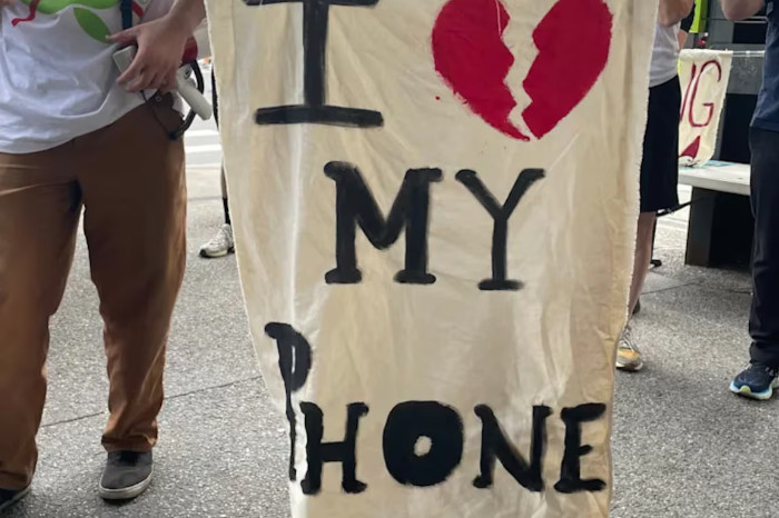 Generasi Z Hancurkan iPhone Sebagai Bentuk Protes Terhadap Dunia Digital yang Berlebihan