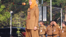 Pj. Sekretaris Daerah Kabupaten Bekasi, Ida Farida, memimpin Apel Pagi 