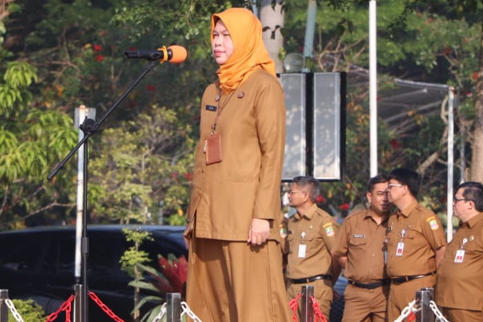 Pj. Sekretaris Daerah Kabupaten Bekasi, Ida Farida, memimpin Apel Pagi 