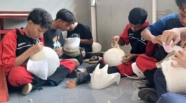 Repaint Helm Jadi Tren Kreatif Baru di Kalangan Gen Z, SMK Bhapra Dorong Siswa Berwirausaha
