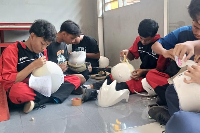 Repaint Helm Jadi Tren Kreatif Baru di Kalangan Gen Z, SMK Bhapra Dorong Siswa Berwirausaha