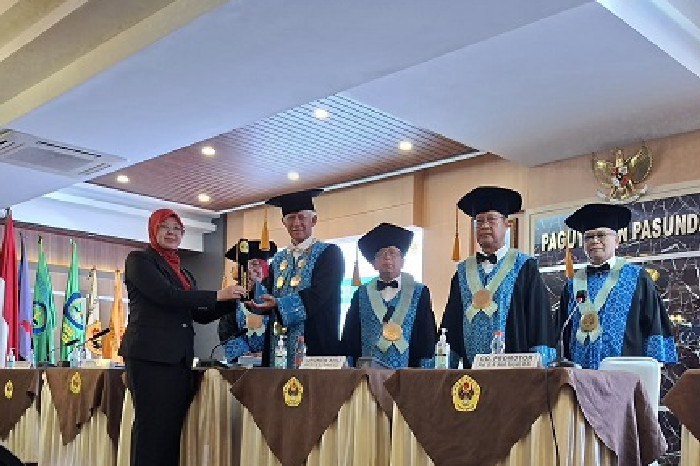Sekretaris Disnakertrans Sumedang Raih Gelar Doktor, Angkat Strategi Quintuple Helix untuk Ketenagakerjaan