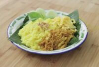 Nasi Kuning Rice Cooker: Resep Praktis, Ayam Suwir Serundeng Istimewa!