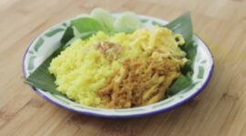 Nasi Kuning Rice Cooker: Resep Praktis, Ayam Suwir Serundeng Istimewa!