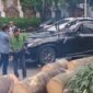 Tragis! Pohon Tumbang Renggut Nyawa Pengemudi Lexus di Pondok Indah